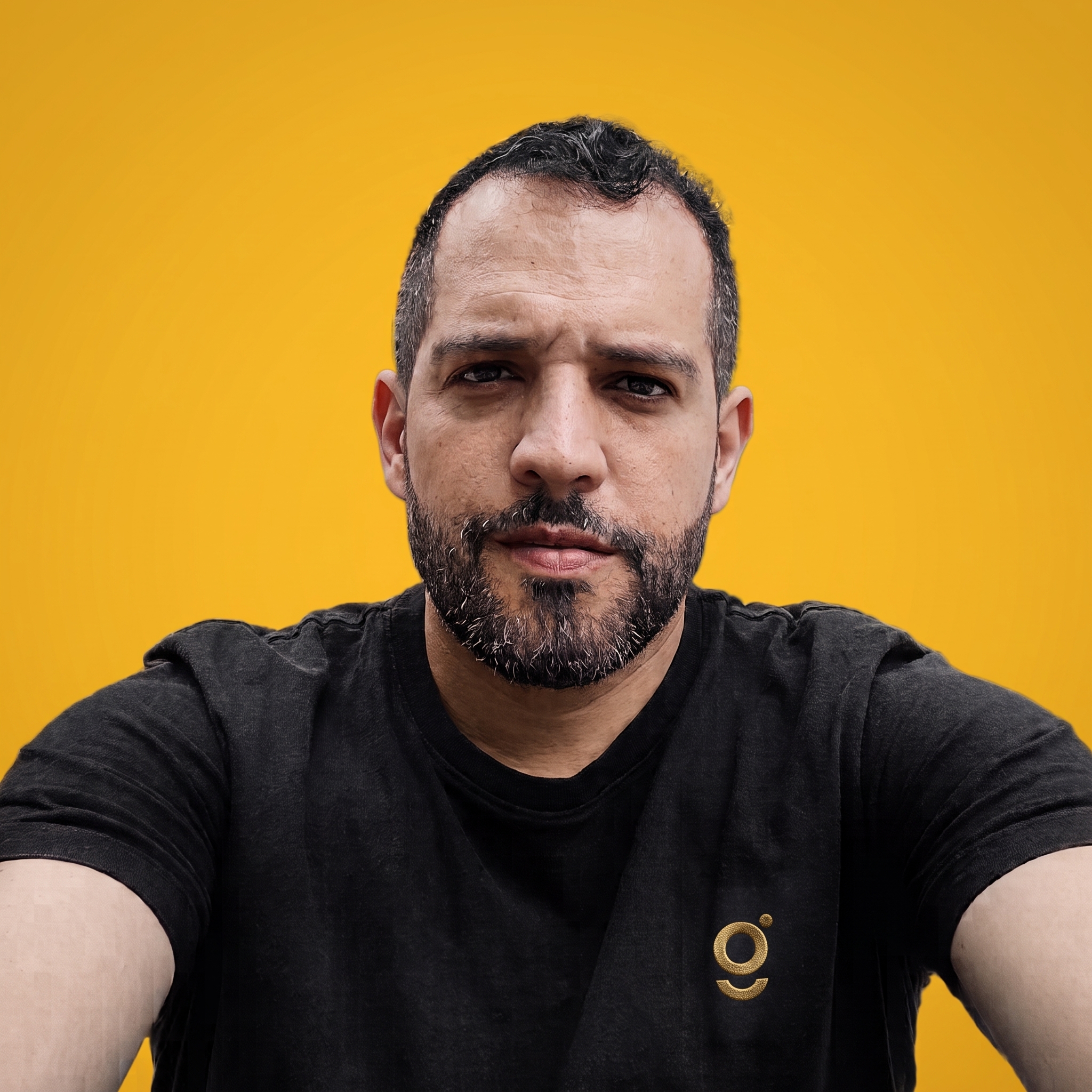 Fernando Mariano, fundador da GONK, retrato em preto e branco sobre fundo amarelo